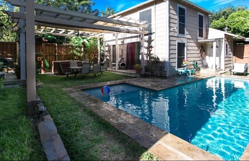 Kessler House | Secluded guest house with hot tub near Bishop Arts!