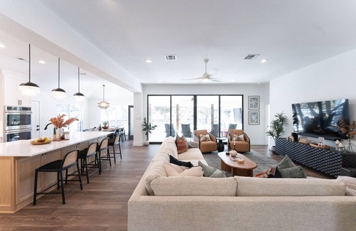 Austin House | Secluded Hill Country Luxury: Modern Vibes, Pool & 18 Miles to Austin