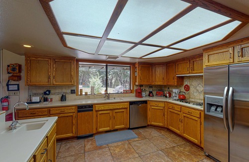Ahwahnee House | Secluded home near Yosemite & Bass Lake with private hot tub & mountain views