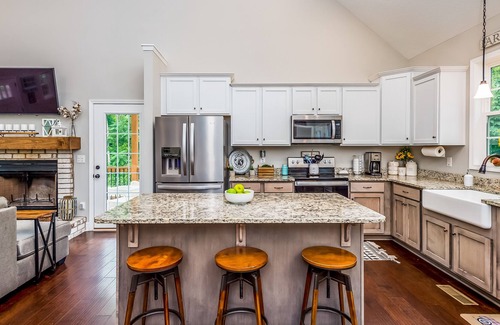 Hendersonville House | Secluded home on 5+ acres tucked within wineries & apple orchards
