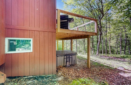 Wilmington House | Secluded home with deck, hot tub, fireplace, woodstove, & foosball table