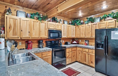 Sevierville Cabin | ⭐ SECLUDED HOT TUB GAME ROOM LOCATION EASY ROADS! ⭐