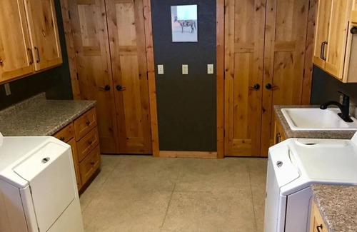 Granite County House | Secluded house with beautiful view of Lake