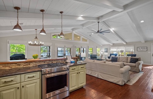 Lake Oconee House | Secluded Lake Oconee 4 Bed/4 BA lakefront home w/Private dock, 10 Min to Publix