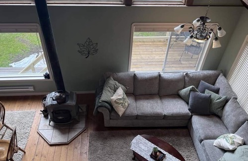 Eagle Creek Cottage | Secluded Lakefront Cottage in the Cariboo Pet-friendly