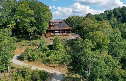 Dandridge Cabin | Secluded Lakefront Estate: Private Dock, Huge deck w/views, Kayaks, Hot Tub