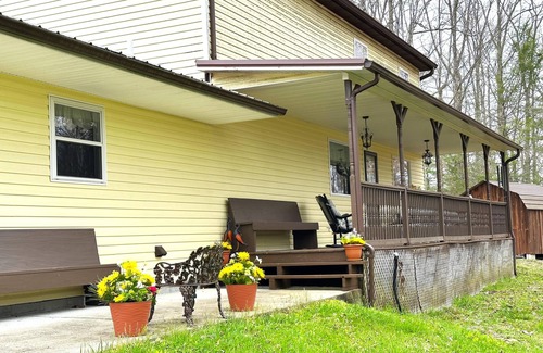 Rogers Cabin | Secluded Large Group Cabin with a Hot Tub and Wi-Fi