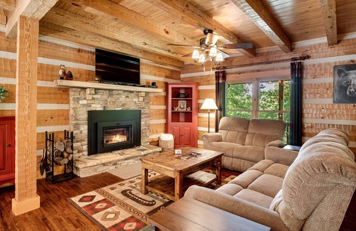 Franklin Cabin | Secluded Log Cabin/Fire Pit/King Bed/Wood-burning Fireplace/Starlink Wi-Fi
