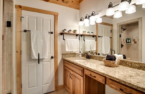 Franklin Cabin | Secluded Log Cabin/Fire Pit/King Bed/Wood-burning Fireplace/Starlink Wi-Fi