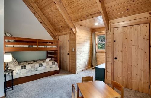 Franklin Cabin | Secluded Log Cabin/Fire Pit/King Bed/Wood-burning Fireplace/Starlink Wi-Fi