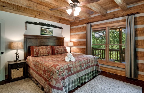 Franklin Cabin | Secluded Log Cabin/Fire Pit/King Bed/Wood-burning Fireplace/Starlink Wi-Fi