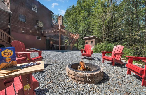 Newfoundland Cabin | Secluded Log Cabin w/Hot Tub, Fire Pit, Game Room