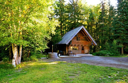 Cedarvale Cabin | Secluded Log Cabin with Hot Tub in Skeena River Valley, British Columbia, Canada