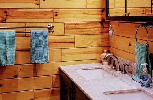 Hartford Cabin | Secluded Log Home