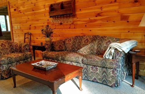 Hartford Cabin | Secluded Log Home