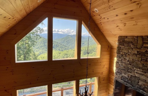 Bryson City Cabin | Secluded Luxury Cabin - Mountain Views, Fire Pit, Great Location! Sleeps 8.
