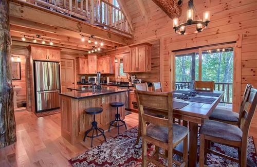 Logan Cabin | Secluded Luxury Cabin Rental for Eight Guests near Ash Cave, Ohio