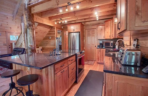 Logan Cabin | Secluded Luxury Cabin Rental for Eight Guests near Ash Cave, Ohio