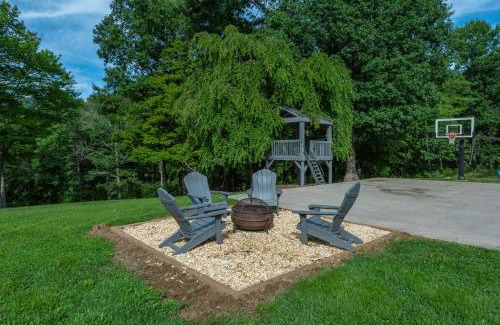 Skyland House | Secluded Luxury Home with Pool and Hot Tub in ASHEVILLE 15 min to Downtown