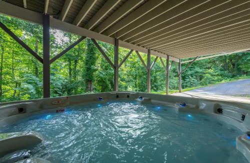 Skyland House | Secluded Luxury Home with Pool and Hot Tub in ASHEVILLE 15 min to Downtown