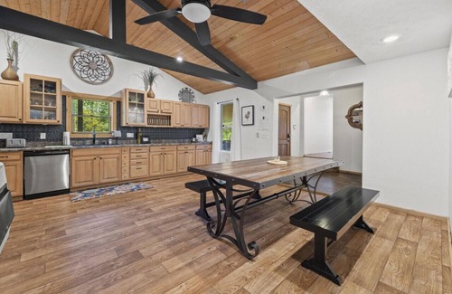 Theodosia House | Secluded Luxury Retreat | Hot Tub, Lake Access, 37 Acres