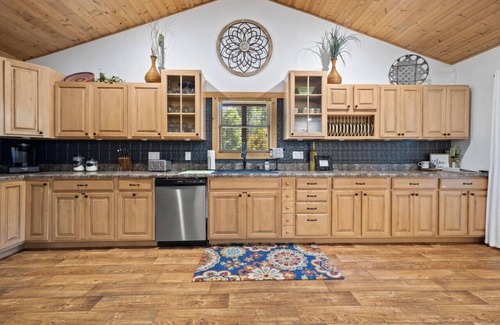 Theodosia House | Secluded Luxury Retreat | Hot Tub, Lake Access, 37 Acres