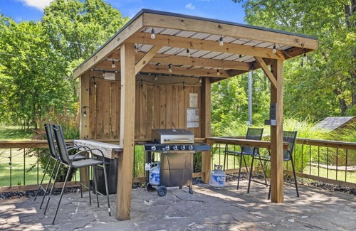 Theodosia House | Secluded Luxury Retreat | Hot Tub, Lake Access, 37 Acres