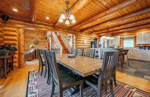 North Glade Hills House | Secluded Luxury Retreat w/Views & Firepit