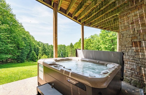 North Glade Hills House | Secluded Luxury Retreat w/Views & Firepit