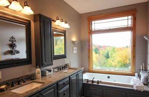 Sunday River Area House | Secluded Luxury Ski House with Hot Tub, Jacuzzi, garage, 5 mins to Sunday River