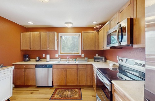Alma House | Secluded Mountain Cabin w/Hot Tub, Fireplace & Stargazing Deck near Breck