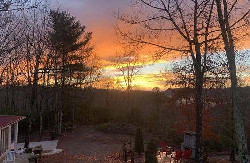 Brevard Cottage | SECLUDED MOUNTAIN GETAWAY WITH MOUNTAIN VIEWS/PRIVATE LAKE ACCESS/PET OK/WIFI