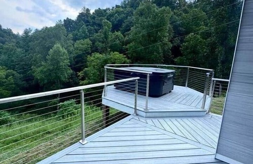 Bakersville House | Secluded, mountain- hot tub, firepit Ocean Blue
