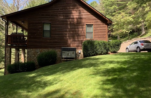 Lansing House | Secluded Mountain Home Nestled in a Private River Community, Wi-Fi, Fire Pit,