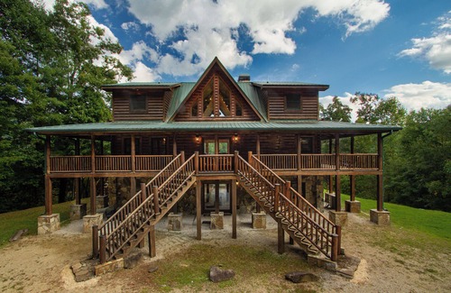 Fontana Dam Cabin | Secluded Mountain Lodge with private dock on a picturesque lake