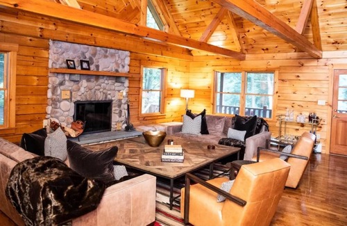 Roscoe House | Secluded Mountain Lodge w/ Expansive Lawn & Semi-Private Lake