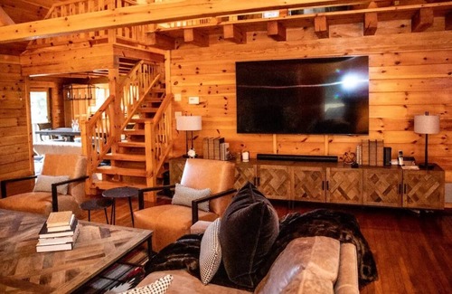 Roscoe House | Secluded Mountain Lodge w/ Expansive Lawn & Semi-Private Lake