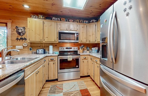Cherry Log Cabin | Secluded mountain-view cabin with hot tub, fireplace, firepit, central AC & deck