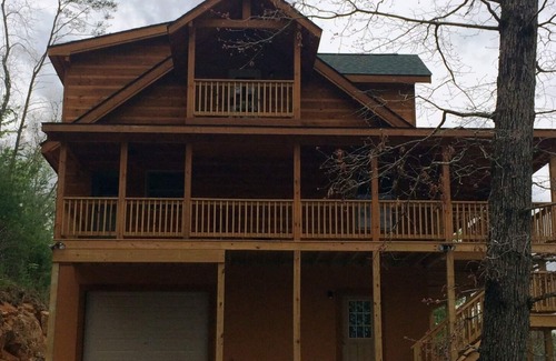 Bryson City Cabin | Secluded Mountainside Cabin, Close to Town, No 4 wheel drive needed! Hot Tub!
