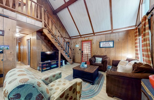 Lake Harmony Estates House | Secluded mtn & ski-view home near lake & beach with firepit, fireplace & tennis