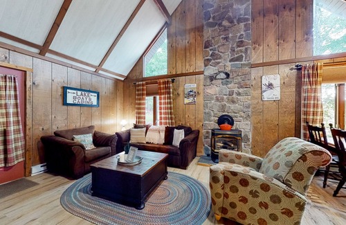 Lake Harmony Estates House | Secluded mtn & ski-view home near lake & beach with firepit, fireplace & tennis