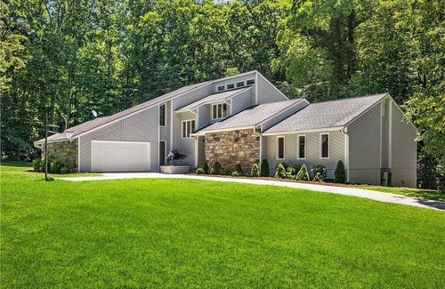Fairview House | Secluded Oasis in Asheville! Game Room, Movie Theater, and Hot Tub * 20 min to Biltmore!