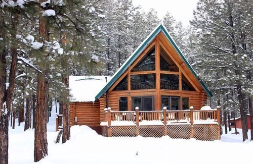 Greer Cabin | Secluded-On An Acre In The Pines! A Short Walk To The Fabulous Greer Lakes!