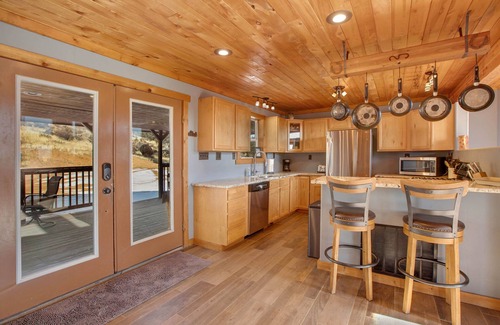 Florissant Cabin | 💥Secluded Private Home w/MountainViews🌄 HotTub, PoolTable, GamesGalore &DISH!