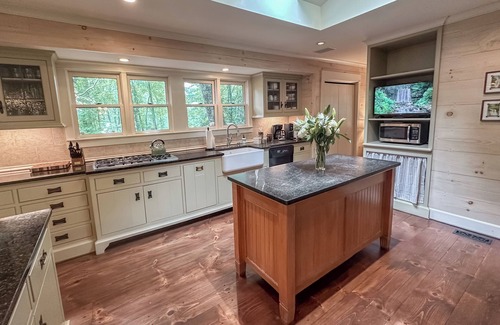 Highlands Hills House | Secluded retreat 5 min from Mainstreet - Covered Deck - Fireplaces - NEW UPDATES