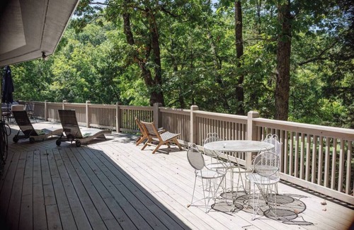 Rogers House | Secluded & Romantic Beaver Lake Cottage Retreat