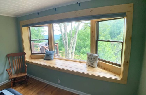 Apple Ridge Cabin | Secluded & Romantic, Blowing Rock, Views, Hot tub - The Red Rover