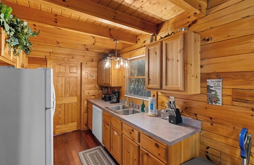 Sevierville Cabin | Secluded*Romantic*Jacuzzi Tub & Hot Tub*Tranquil
