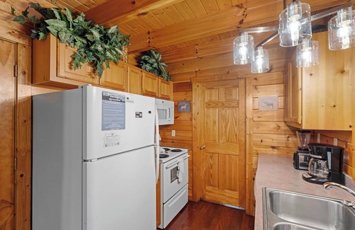 Sevierville Cabin | Secluded*Romantic*Jacuzzi Tub & Hot Tub*Tranquil