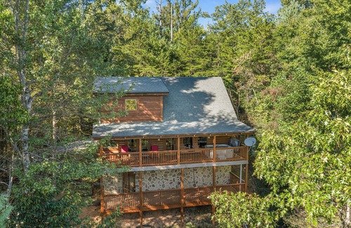Sevierville Cabin | Secluded*Romantic*Jacuzzi Tub & Hot Tub*Tranquil